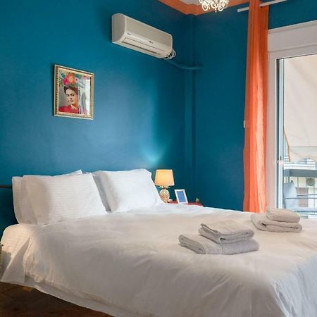 "Casa De Colores", Next To The Metro Athena Bagian luar foto