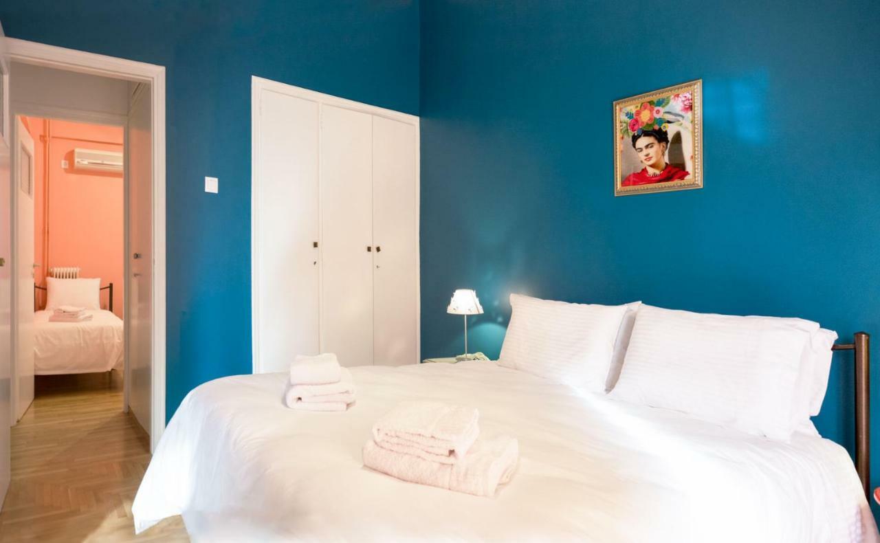 "Casa De Colores", Next To The Metro Athena Bagian luar foto