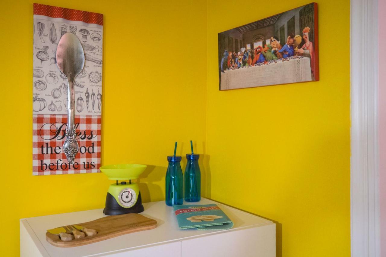 "Casa De Colores", Next To The Metro Athena Bagian luar foto