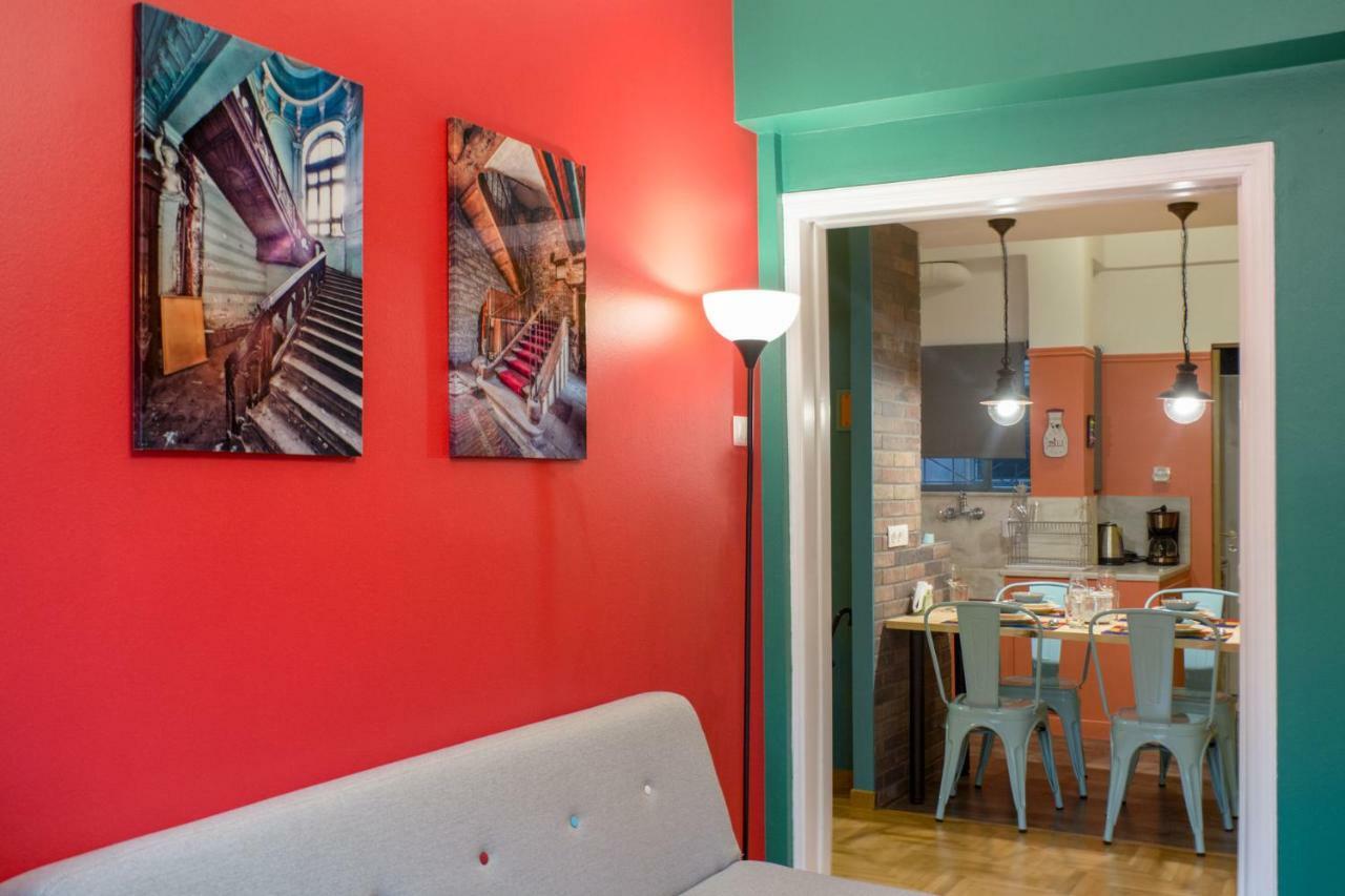 "Casa De Colores", Next To The Metro Athena Bagian luar foto