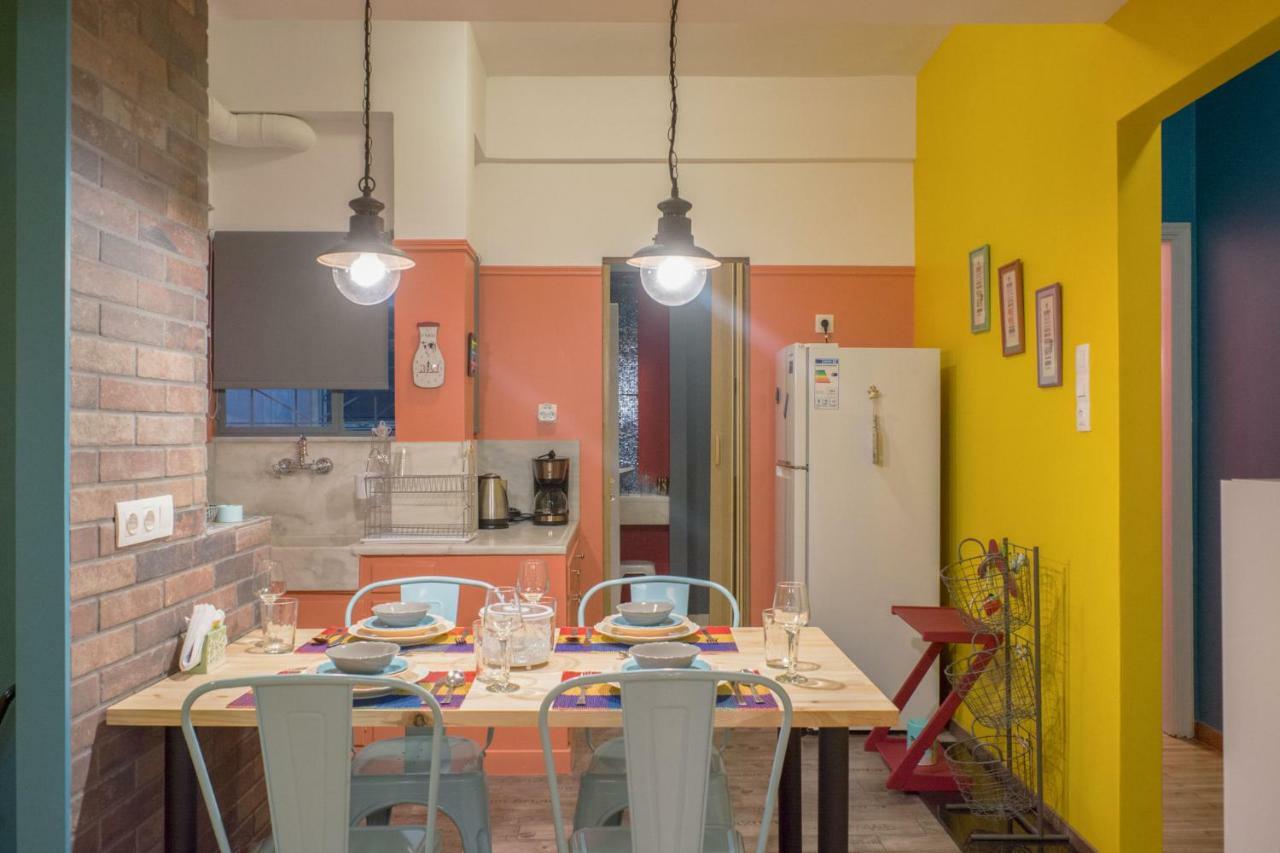 "Casa De Colores", Next To The Metro Athena Bagian luar foto
