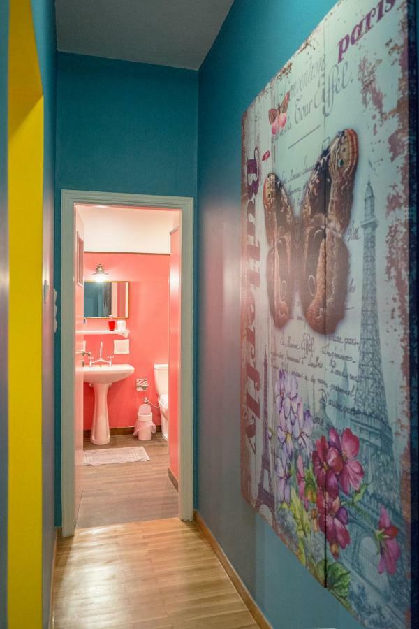 "Casa De Colores", Next To The Metro Athena Bagian luar foto