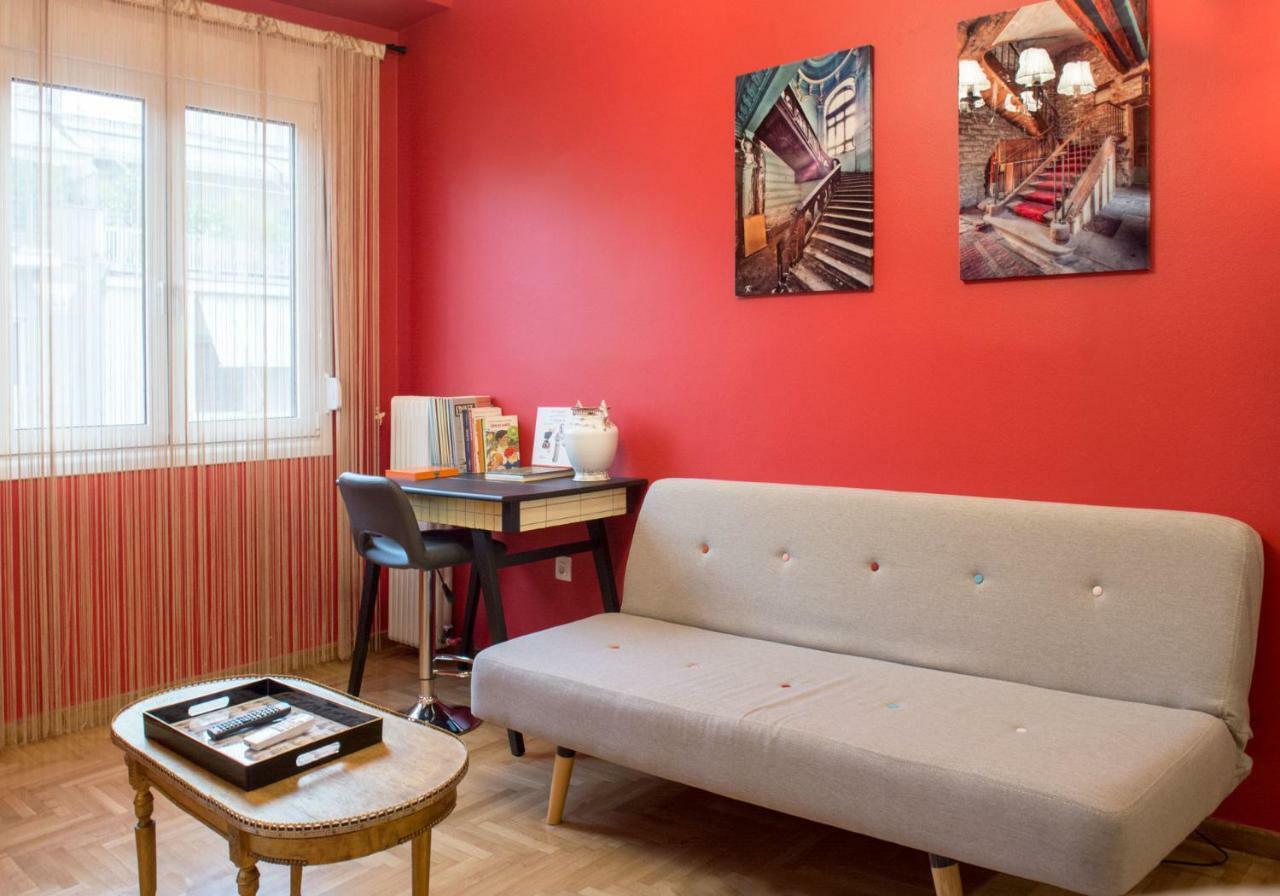 "Casa De Colores", Next To The Metro Athena Bagian luar foto